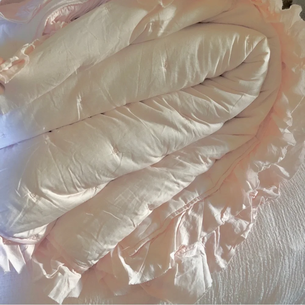 Linden Street King Comforter Wisteria Blush Pink Quilted Lightweight Romantic￼ ￼